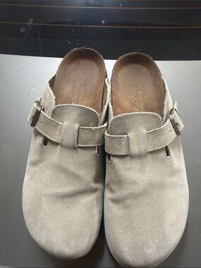 White Mountain men’s Suede Slip-On Clogs in Light Gray